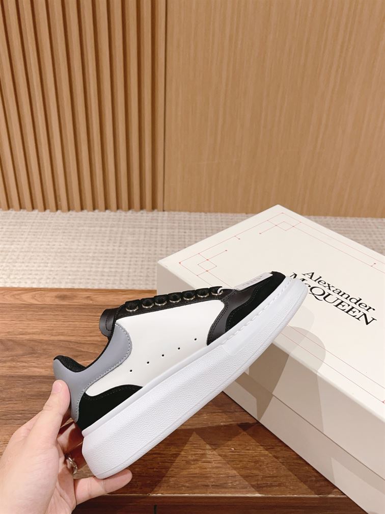 ALEXANDER MCQUEEN OVERSIZED SNEAKER IN BLACK/WHITE - ALD039