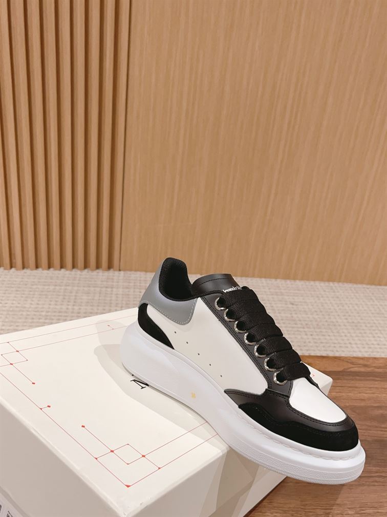 ALEXANDER MCQUEEN OVERSIZED SNEAKER IN BLACK/WHITE - ALD039