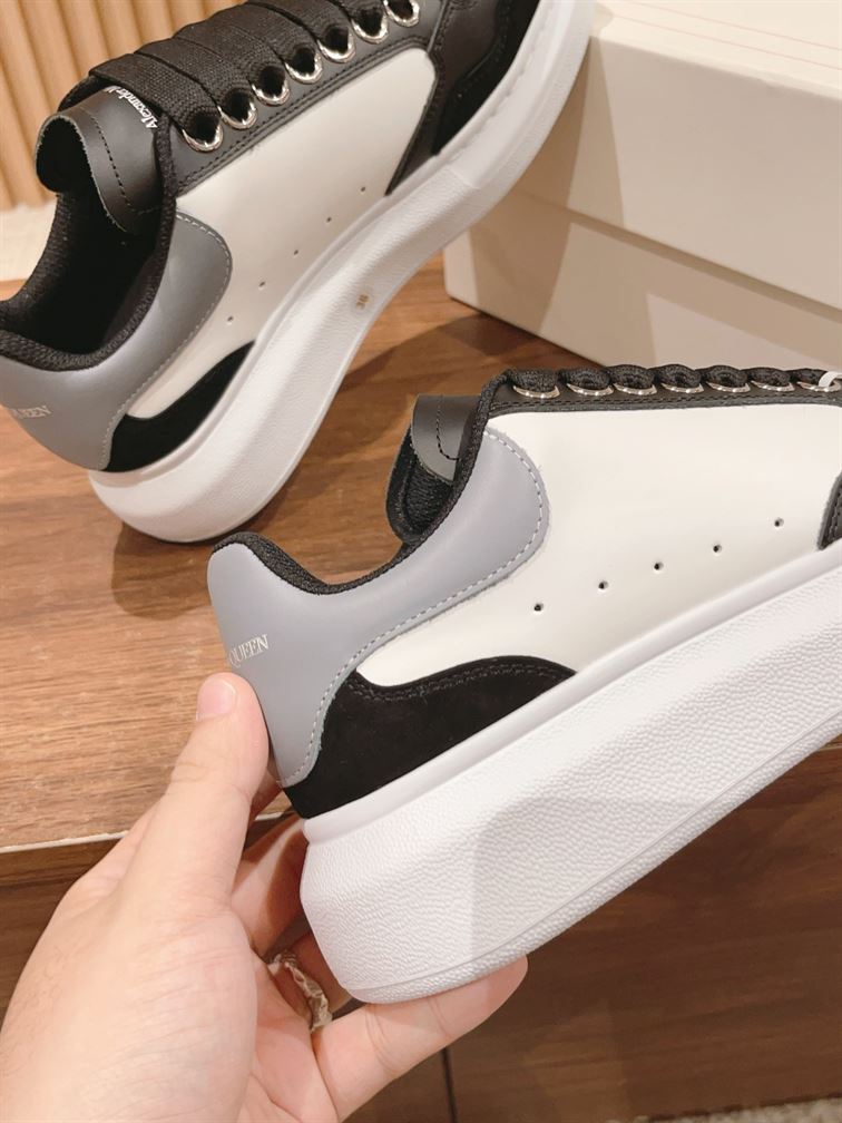 ALEXANDER MCQUEEN OVERSIZED SNEAKER IN BLACK/WHITE - ALD039