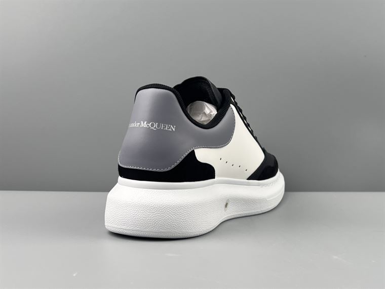 ALEXANDER MCQUEEN OVERSIZED SNEAKER IN BLACK/WHITE/GREY - ALD036