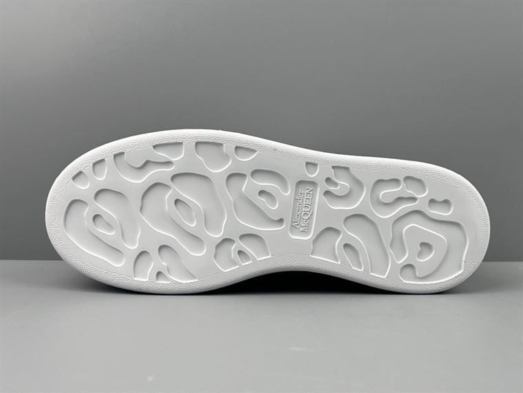 ALEXANDER MCQUEEN OVERSIZED SNEAKER IN BLACK/WHITE/GREY - ALD036