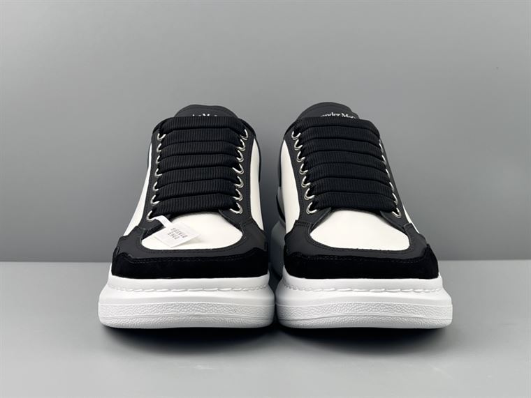 ALEXANDER MCQUEEN OVERSIZED SNEAKER IN BLACK/WHITE/GREY - ALD036