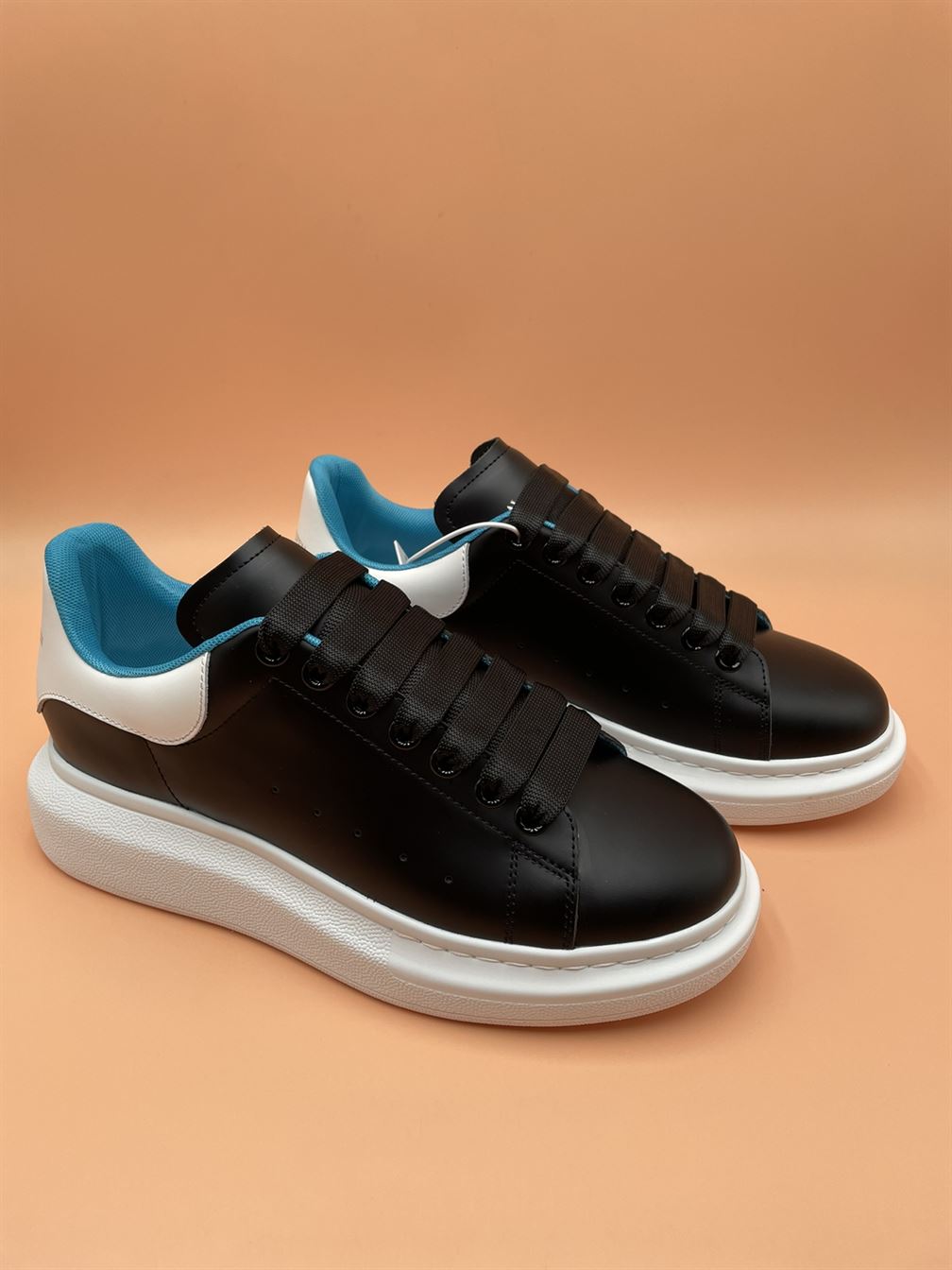 ALEXANDER MCQUEEN OVERSIZED SNEAKER IN NAVY/WHITE/LAPIS BLUE - ALD040