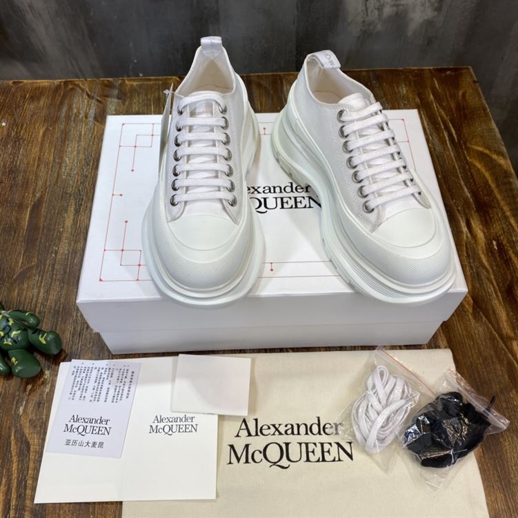 ALEXANDER MCQUEEN TREAD SLICK LOW TOP SNEAKER - ALD011