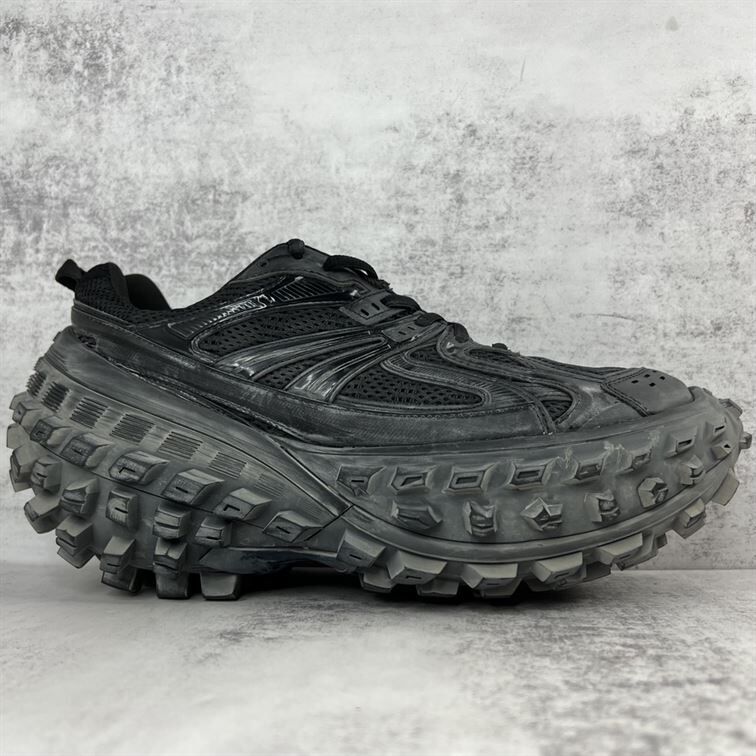 BALENCIAGA DEFENDER SNEAKER IN BLACK - BLA045