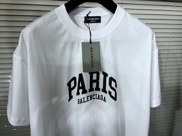 BALENCIAGA MEN'S CITIES PARIS T-SHIRT MEDIUM FIT IN WHITE - BAS008