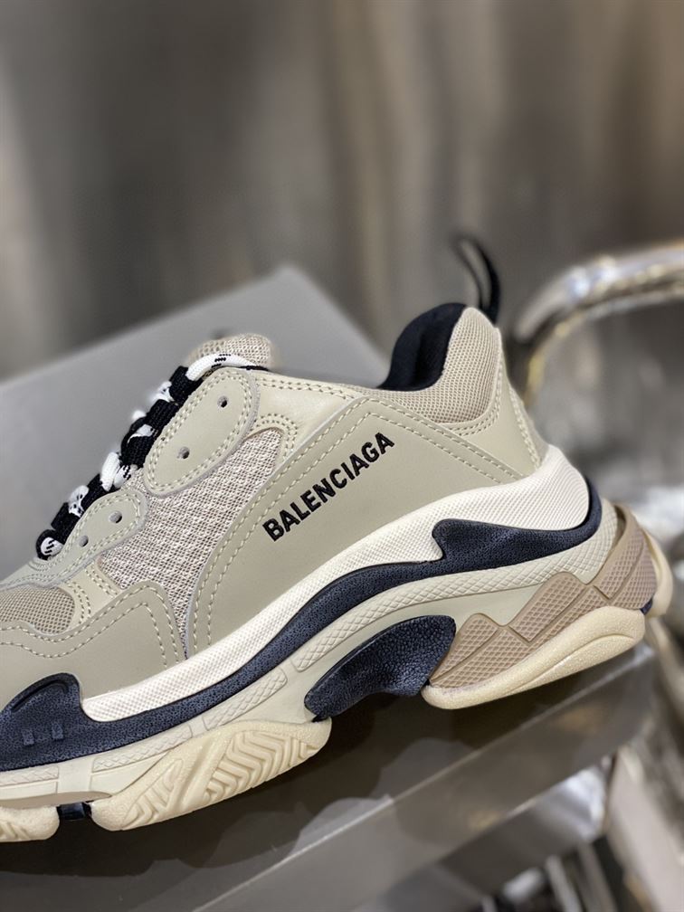 BALENCIAGA TRIPLE S SNEAKERS IN GREY AND BLACK - BLA020