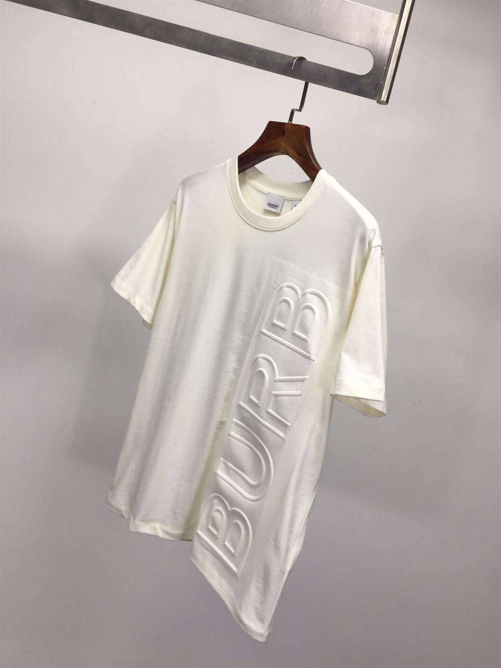 BURBERRY EMBOSSED LOGO COTTON OVERSIZED T-SHIRT - BRS024