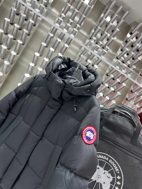 CANADA GOOSE LONG PUFFER COAT - CN22