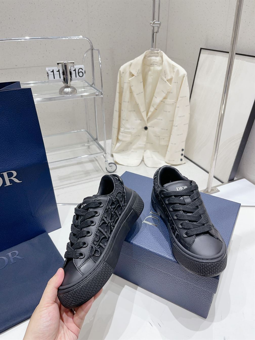 DIOR B33 SNEAKER BLACK SMOOTH CALFSKIN AND DIOR OBLIQUE RAISED EMBROIDERY - DO132