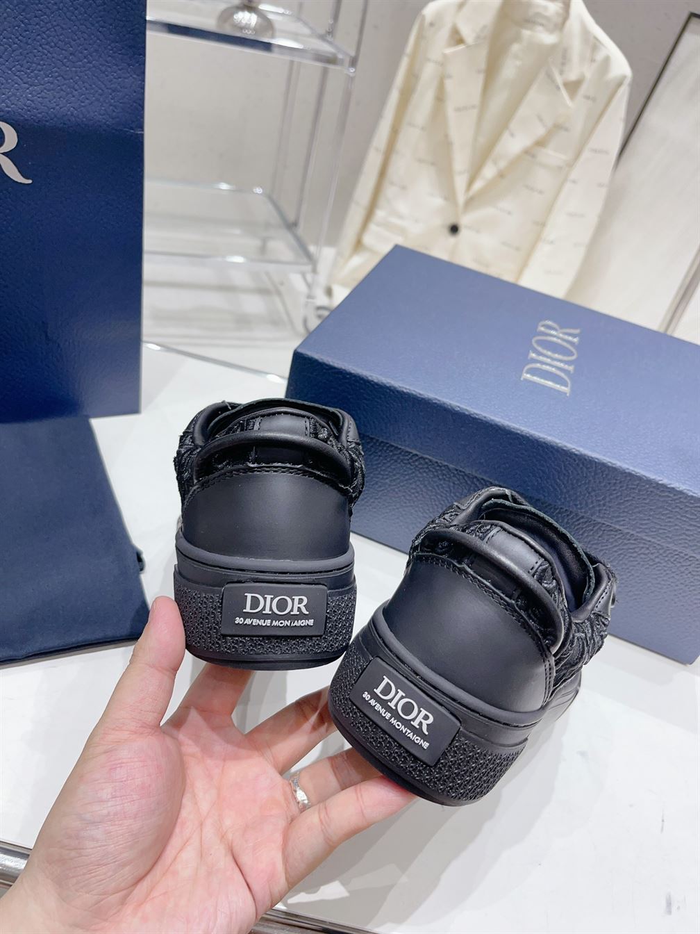 DIOR B33 SNEAKER BLACK SMOOTH CALFSKIN AND DIOR OBLIQUE RAISED EMBROIDERY - DO132