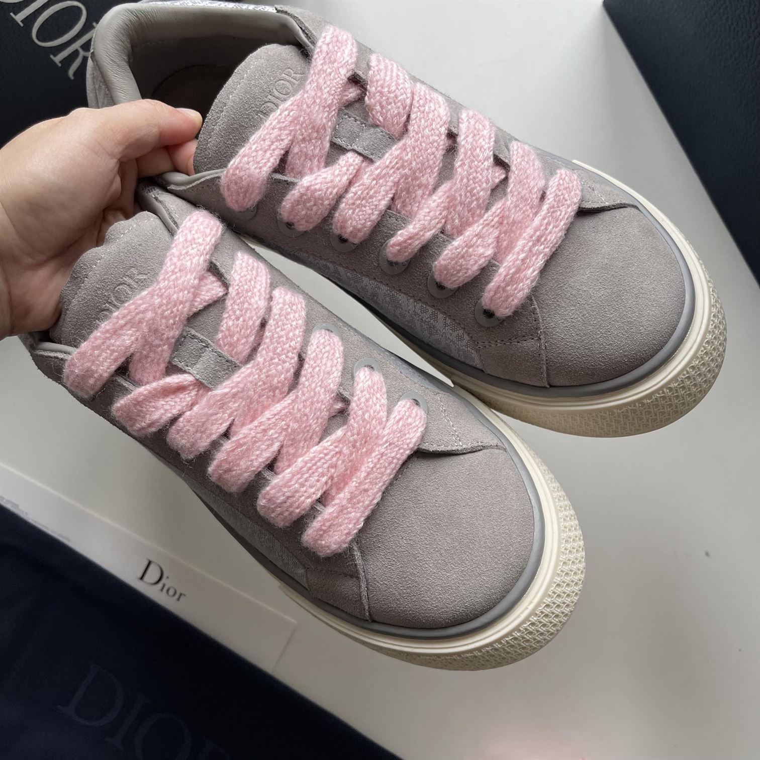 DIOR B33 SNEAKER GRAY AND WHITE DIOR OBLIQUE JACQUARD - DO130