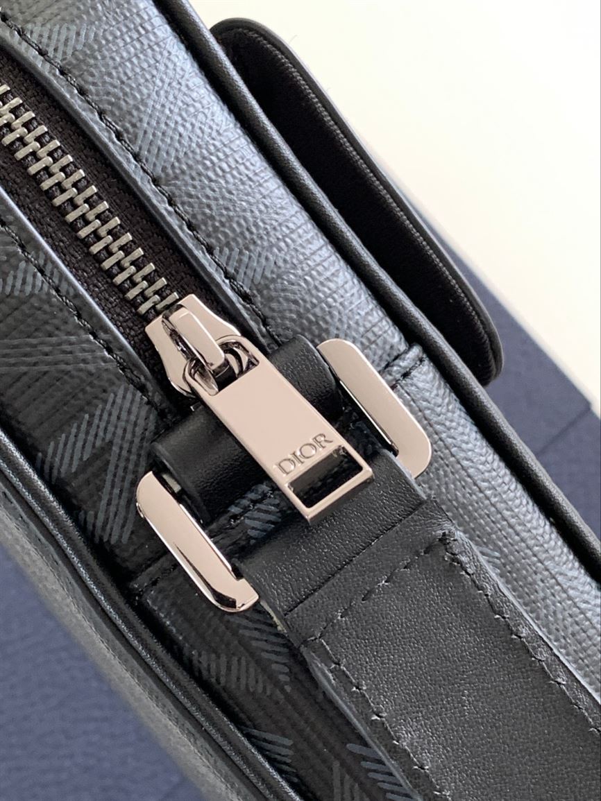 DIOR HIT THE ROAD VERTICAL POUCH - DIO047