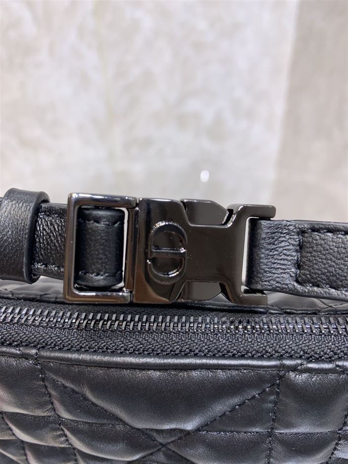 DIOR MEDIUM DIORTRAVEL NOMAD POUCH BLACK