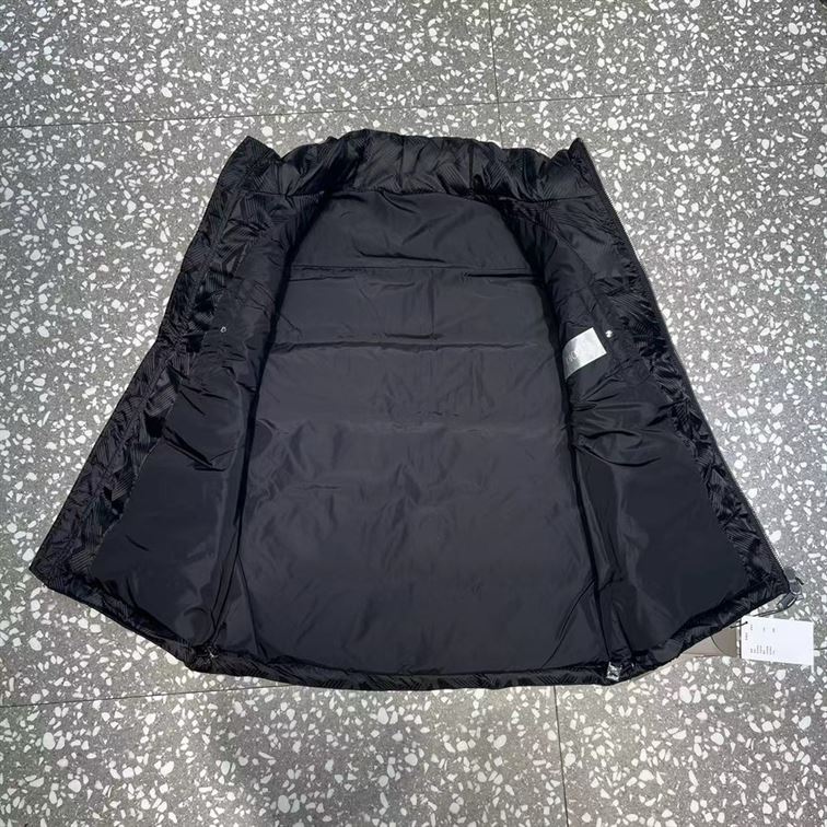 DIOR SLEEVELESS DOWN JACKET - DRC017