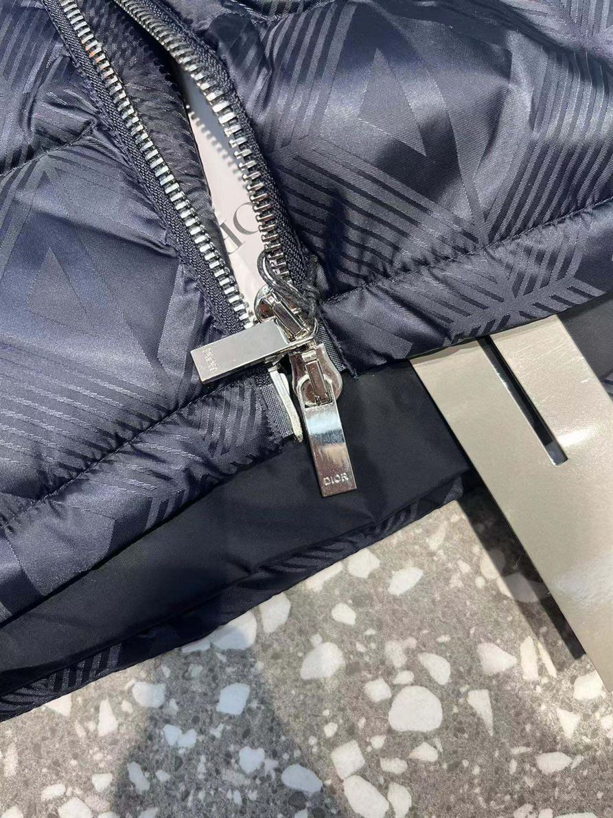 DIOR SLEEVELESS DOWN JACKET - DRC018