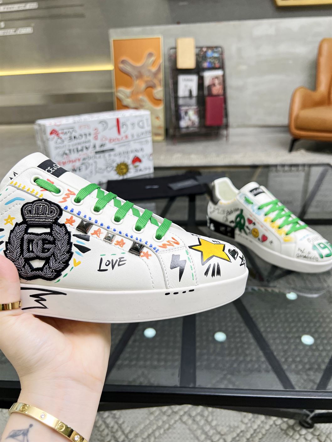 DOLCE & GABBANA GRAFFITI PRINT LOW-TOP SNEAKERS – DG023