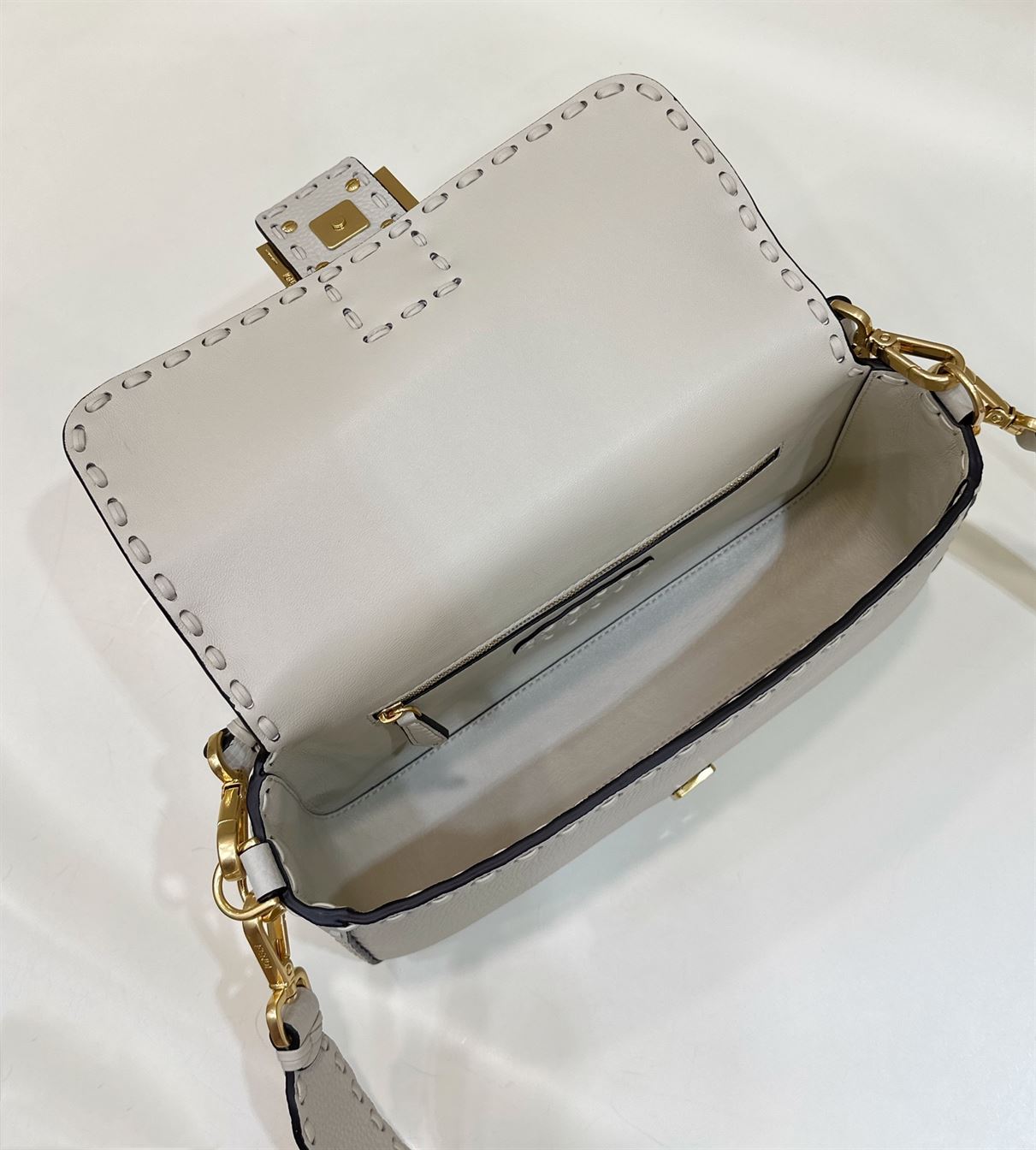 FENDI BAGUETTE CAMELLIA SELLERIA BAG