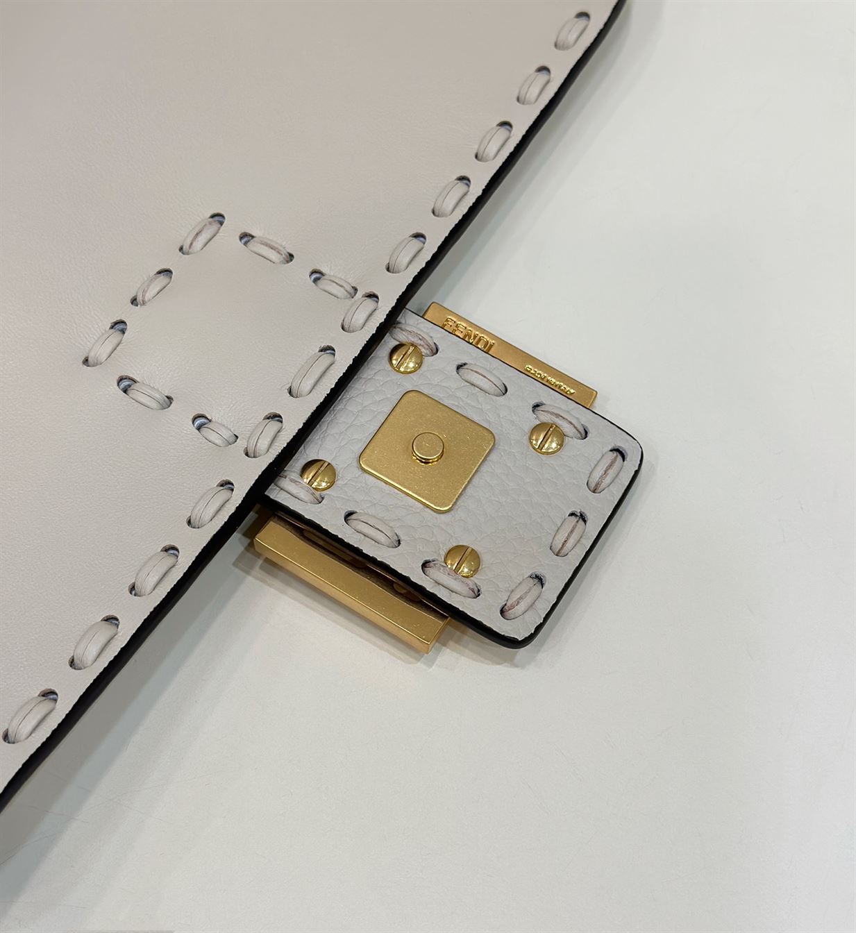 FENDI BAGUETTE CAMELLIA SELLERIA BAG