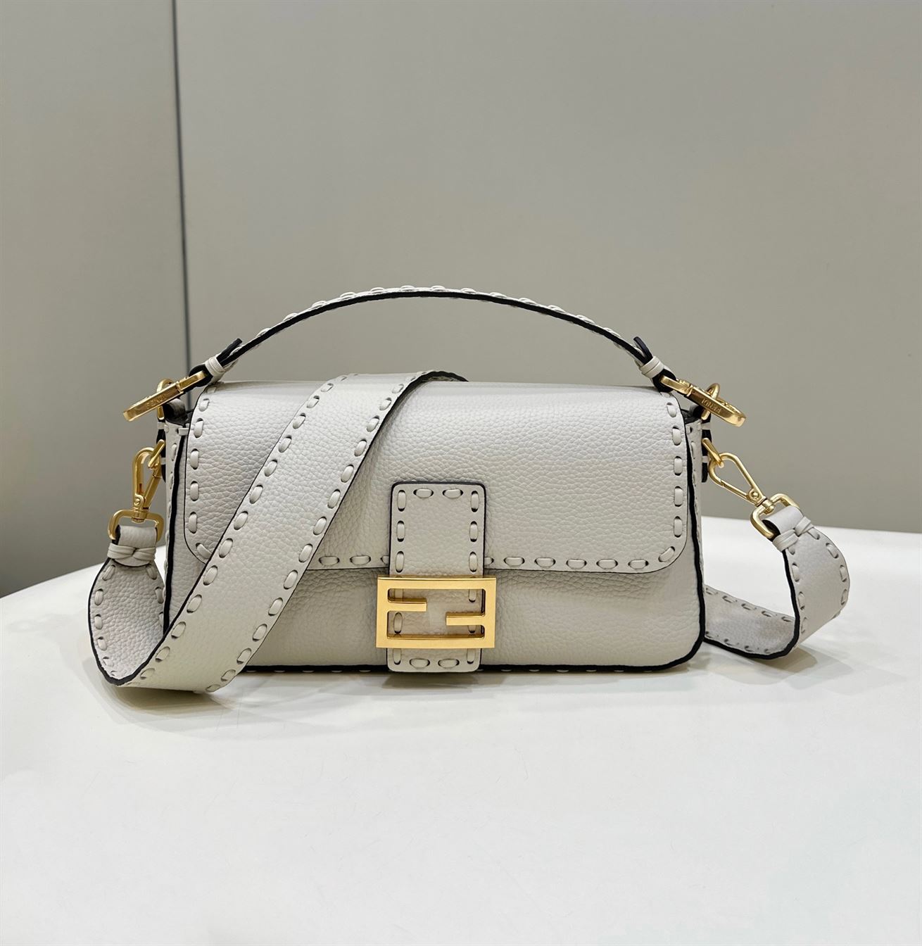 FENDI BAGUETTE CAMELLIA SELLERIA BAG