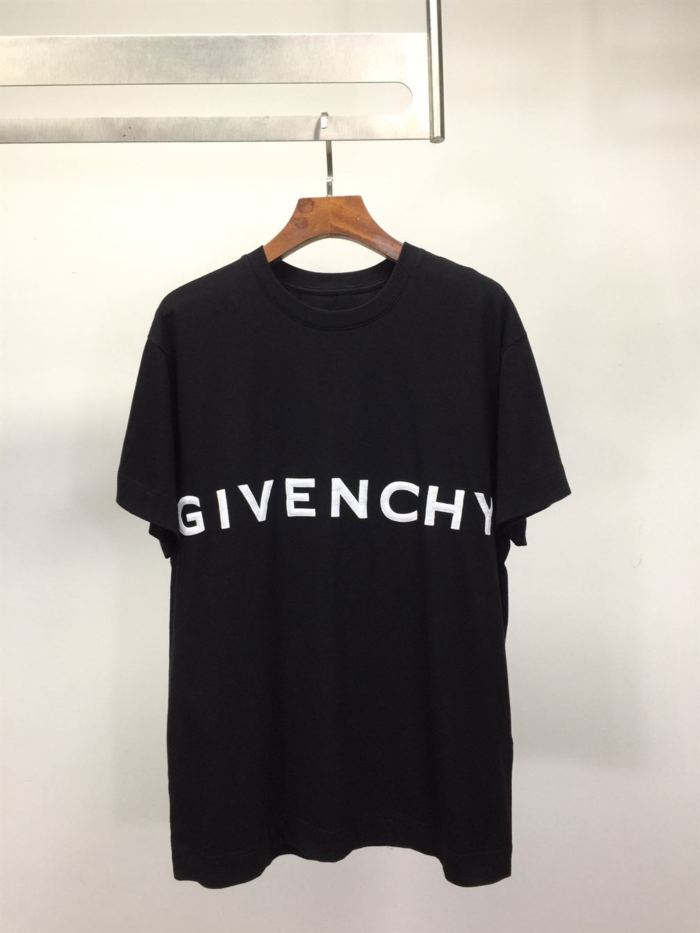 GIVENCHY 4G EMBROIDERED SLIM FIT T-SHIRT IN BLACK - GTS005