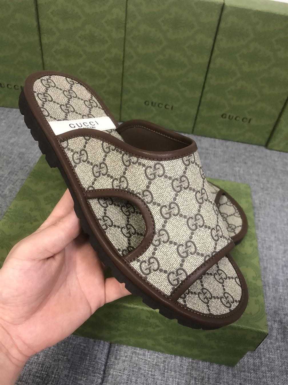 GUCCI MEN'S GG SUPREME SLIDE SANDAL - GSL033