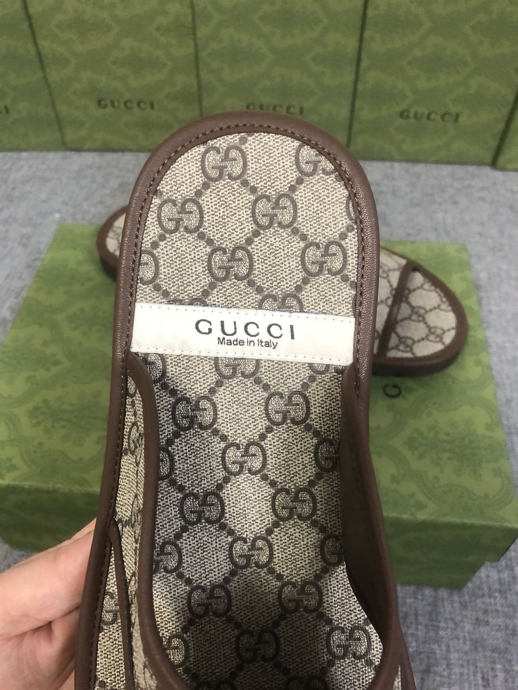 GUCCI MEN'S GG SUPREME SLIDE SANDAL - GSL033