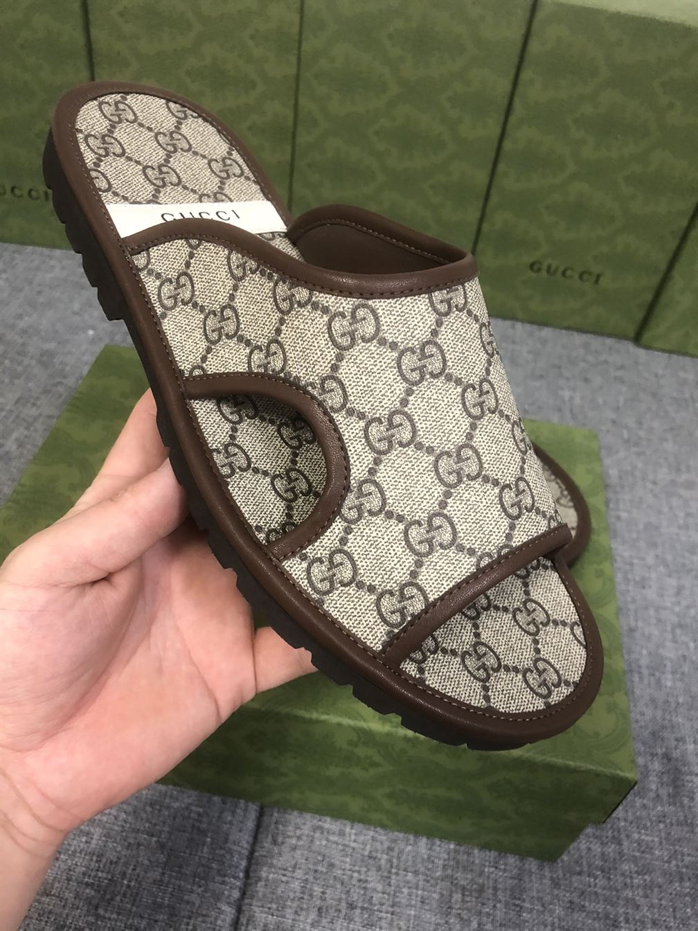 GUCCI MEN'S GG SUPREME SLIDE SANDAL - GSL033