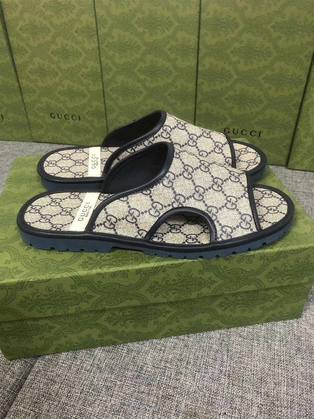 GUCCI MEN'S GG SUPREME SLIDE SANDAL - GSL034