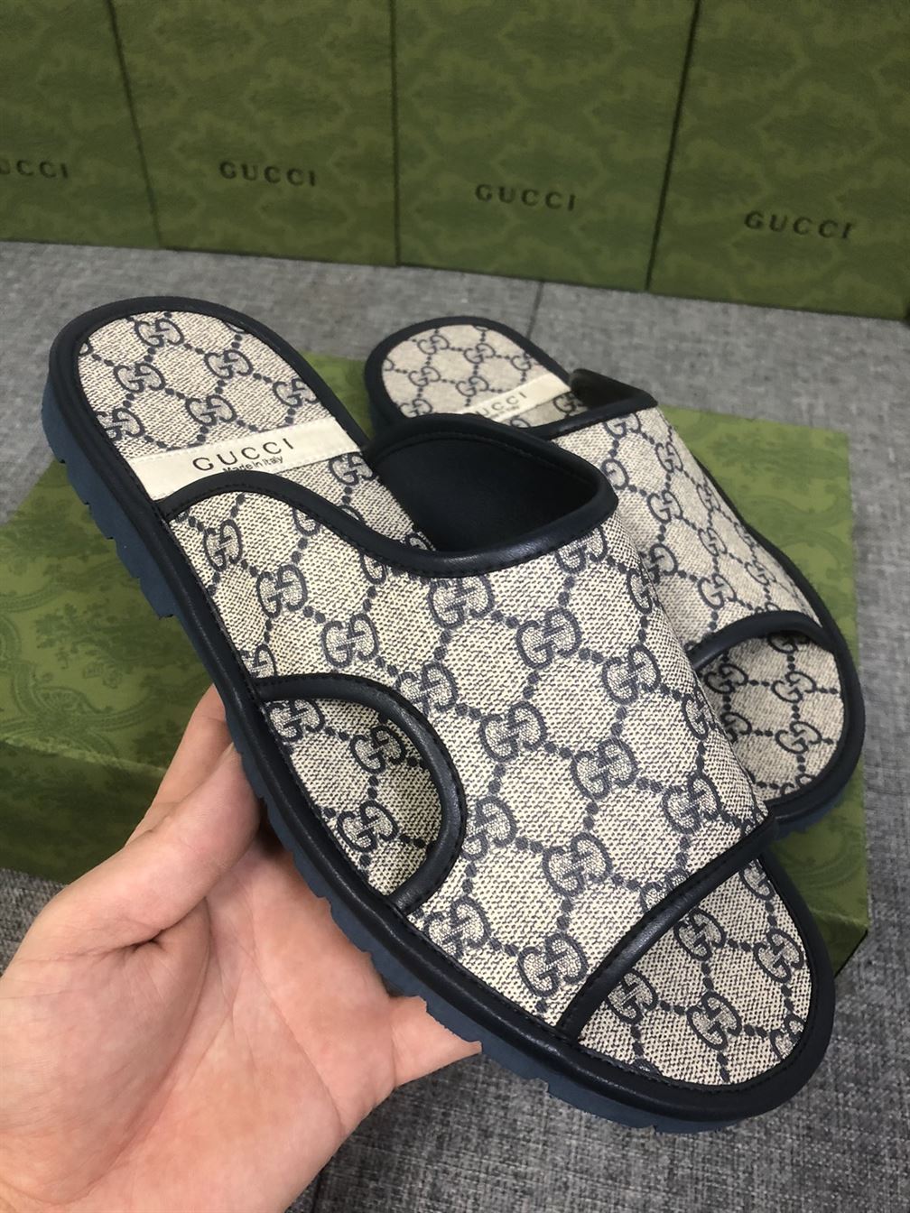 GUCCI MEN'S GG SUPREME SLIDE SANDAL - GSL034