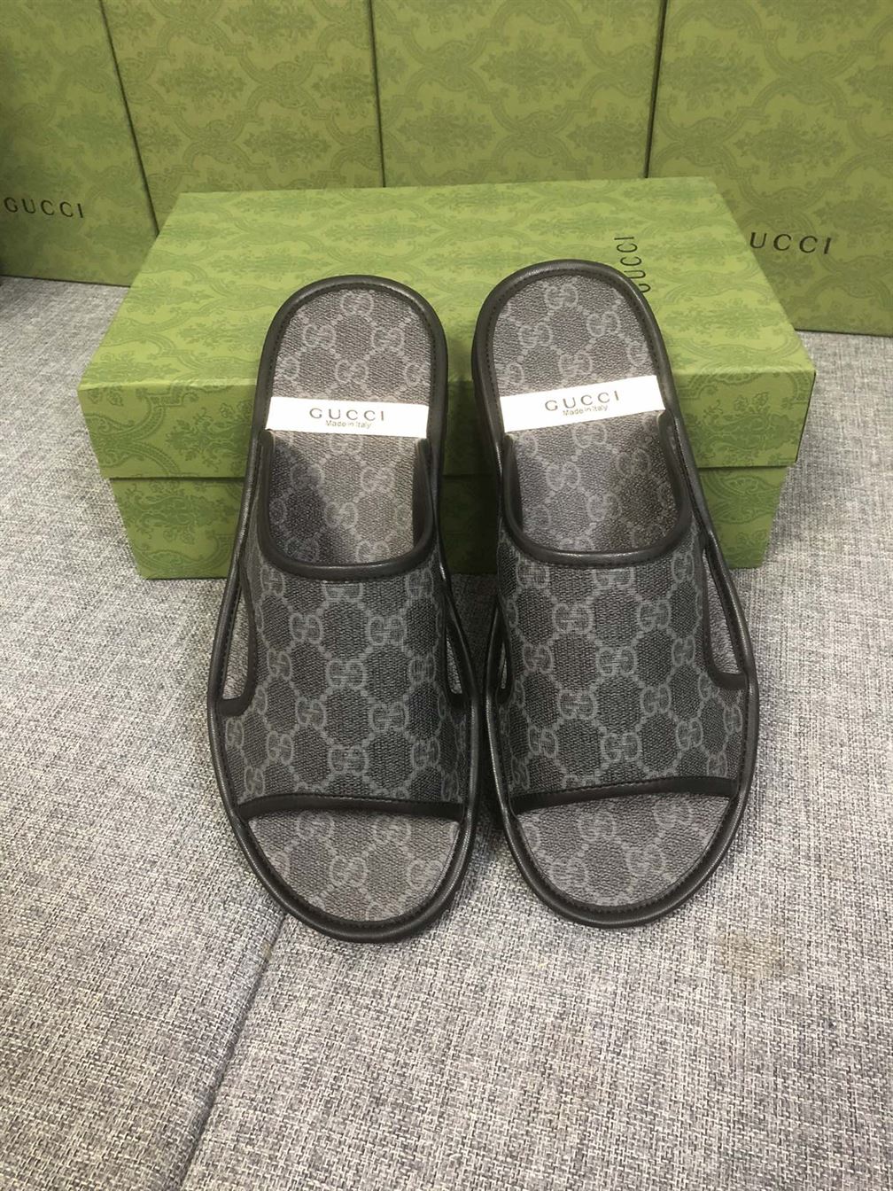 GUCCI MEN'S GG SUPREME SLIDE SANDAL - GSL035