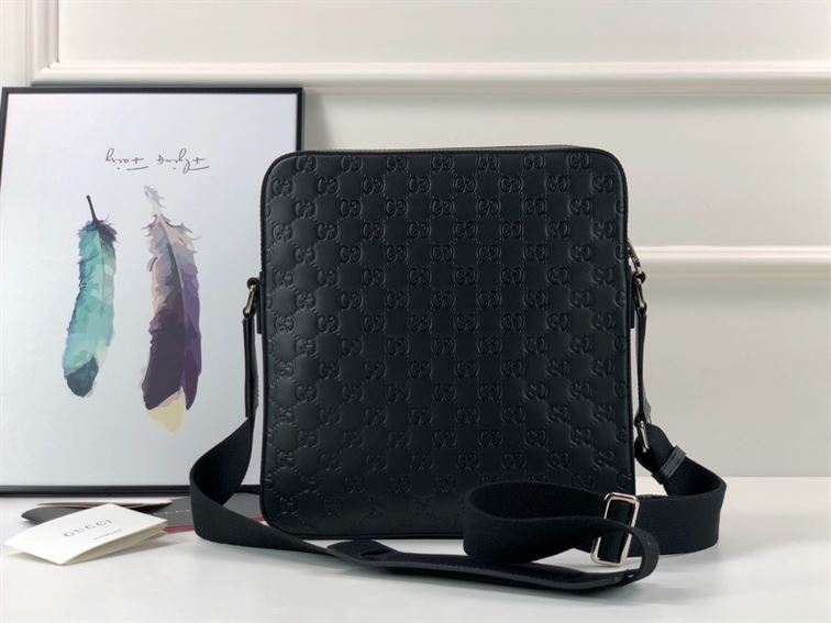 GUCCI SIGNATURE LEATHER FLAT MESSENGER - BG044