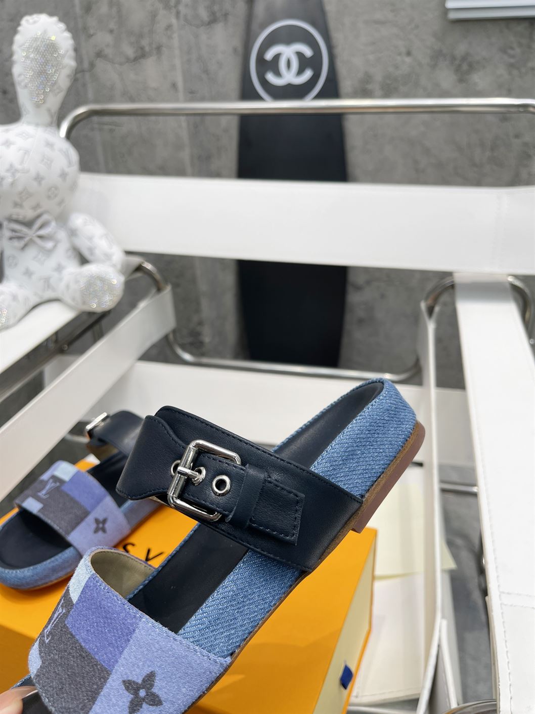 LOUIS VUITTON BOM DIA FLAT MULE - LVSD038