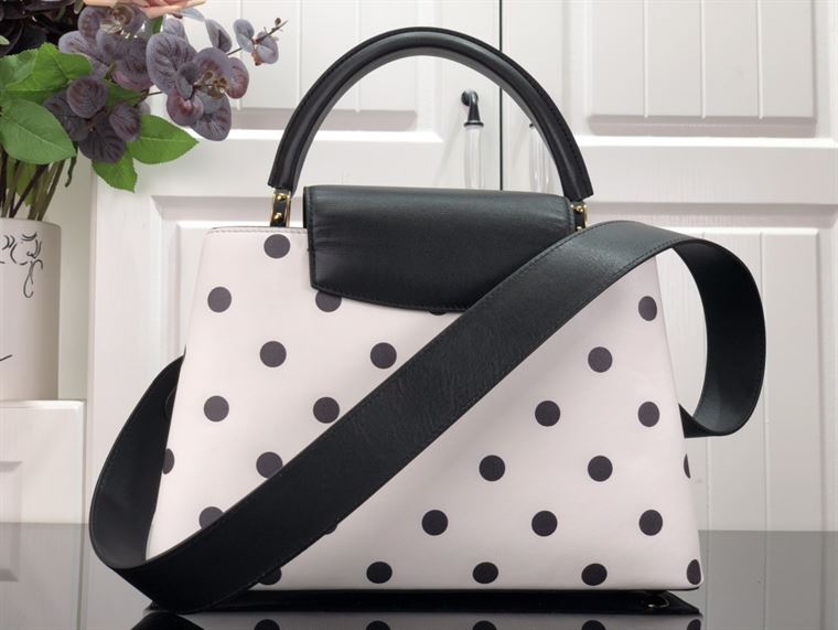LOUIS VUITTON CAPUCINES MM White And Black