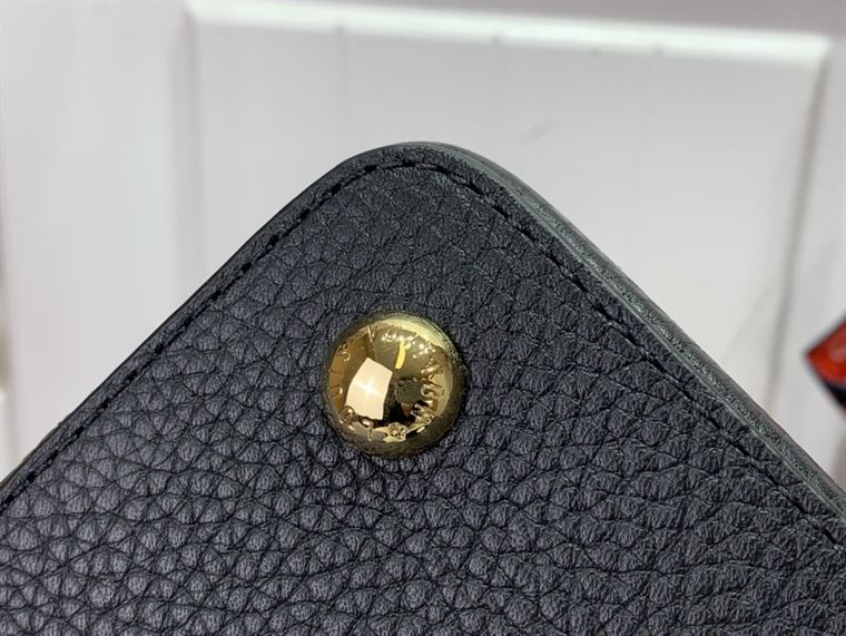 LOUIS VUITTON CAPUCINES MM BLACK
