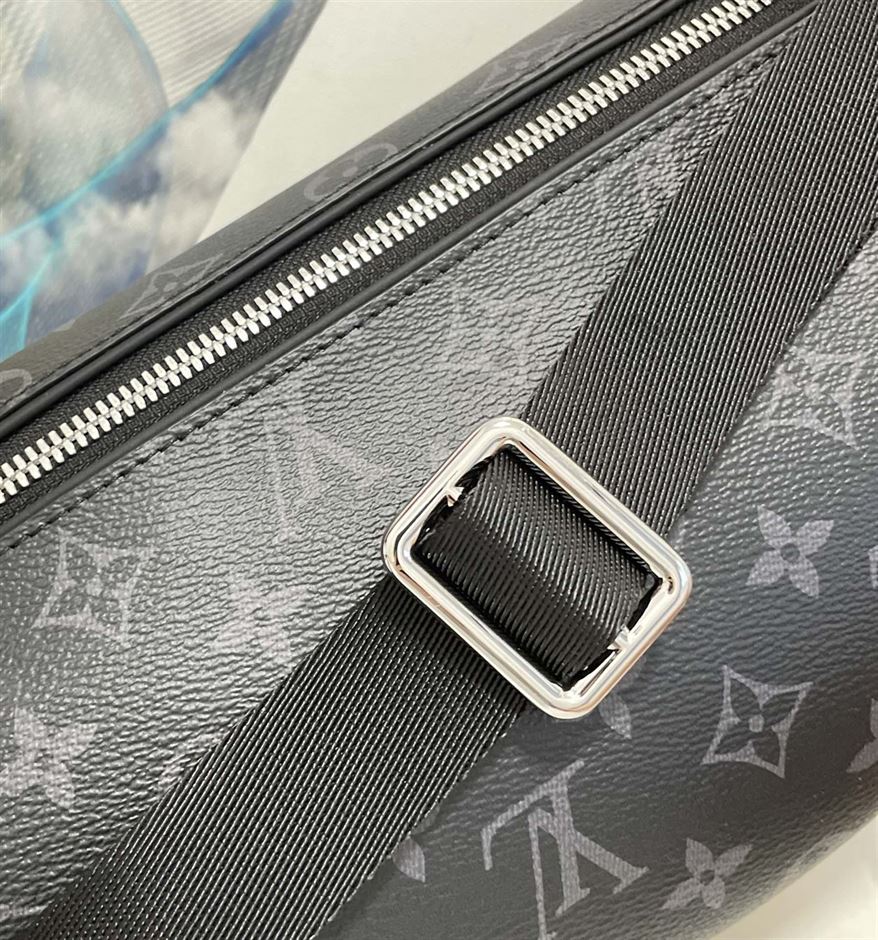 LOUIS VUITTON DISCOVERY BUMBAG - LVB017