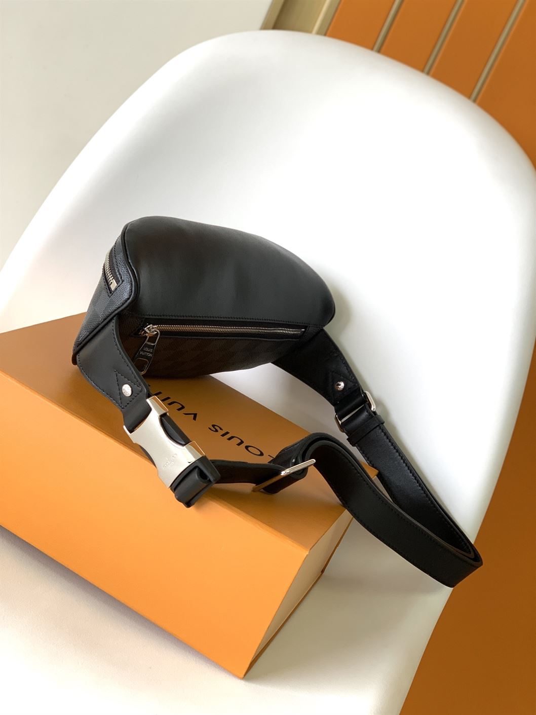 LOUIS VUITTON DISCOVERY BUMBAG DAMIER GRAPHITE - LVB065