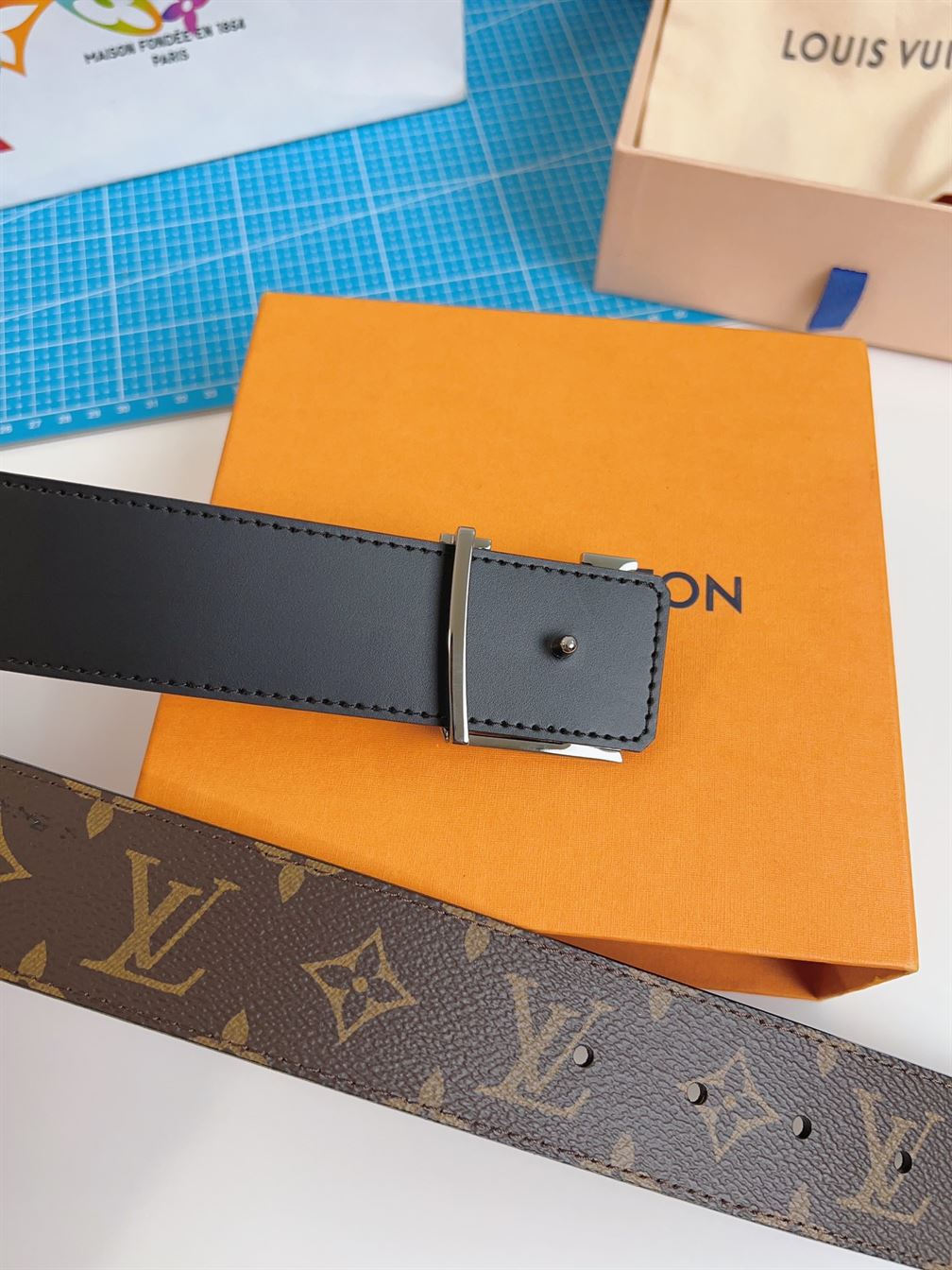 LOUIS VUITTON LV INITIALES 40MM REVERSIBLE BELT - LBE028