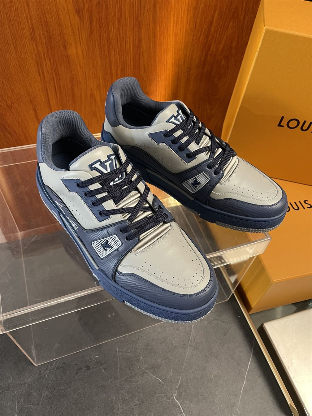 LOUIS VUITTON LV TRAINER SNEAKER - LVS062
