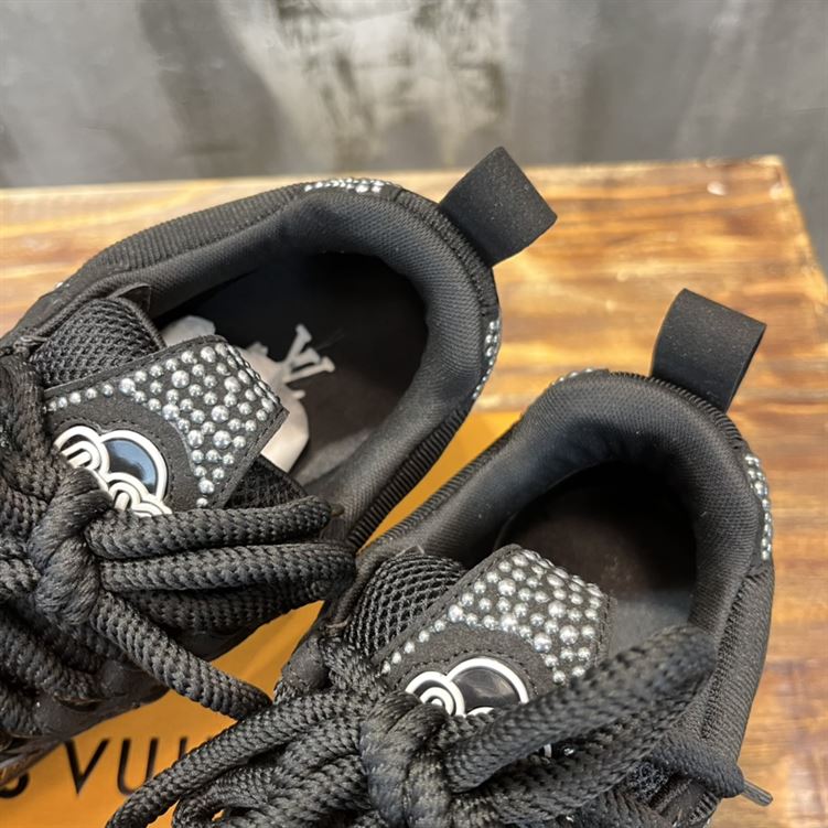LOUIS VUITTON SNEAKER - LVS078