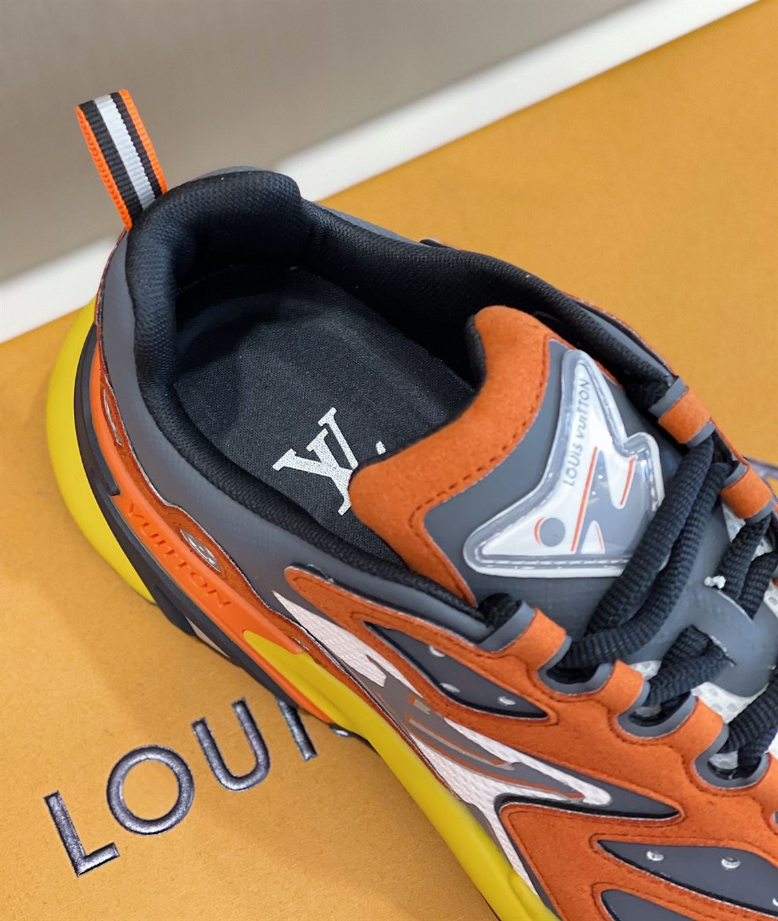 LOUIS VUITTON RUNNER TATIC SNEAKER - LVS027