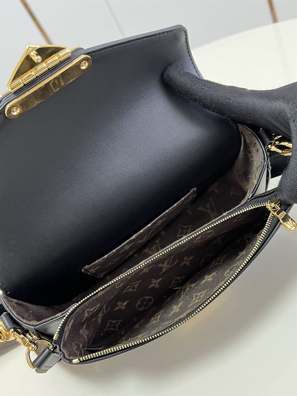 LOUIS VUITTON SWING BAG Black