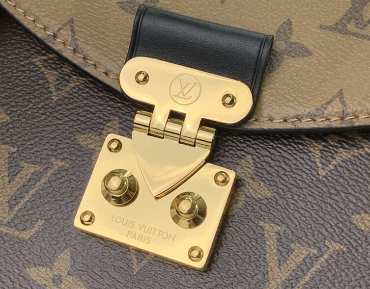 LOUIS VUITTON TILSITT MONOGRAM CANVAS