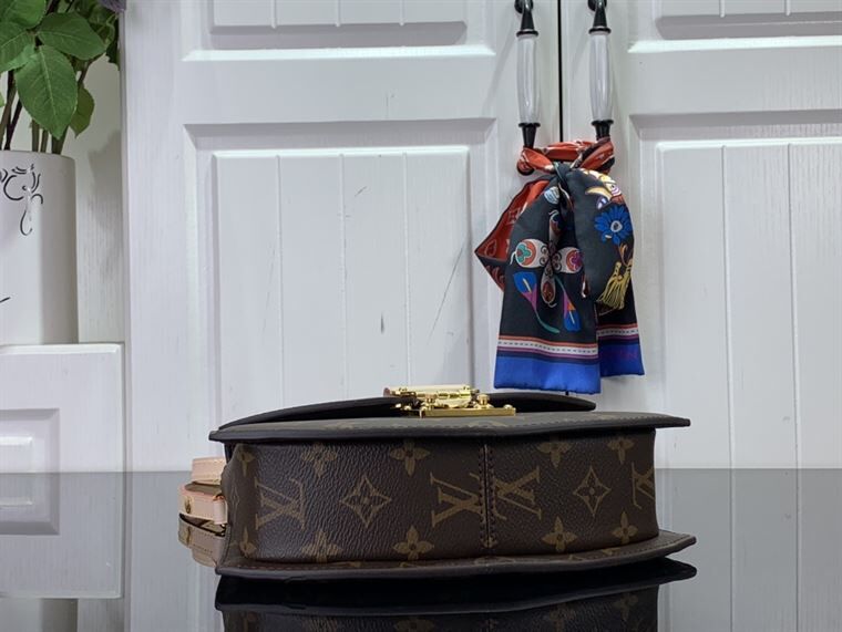 LOUIS VUITTON TILSITT MONOGRAM CANVAS