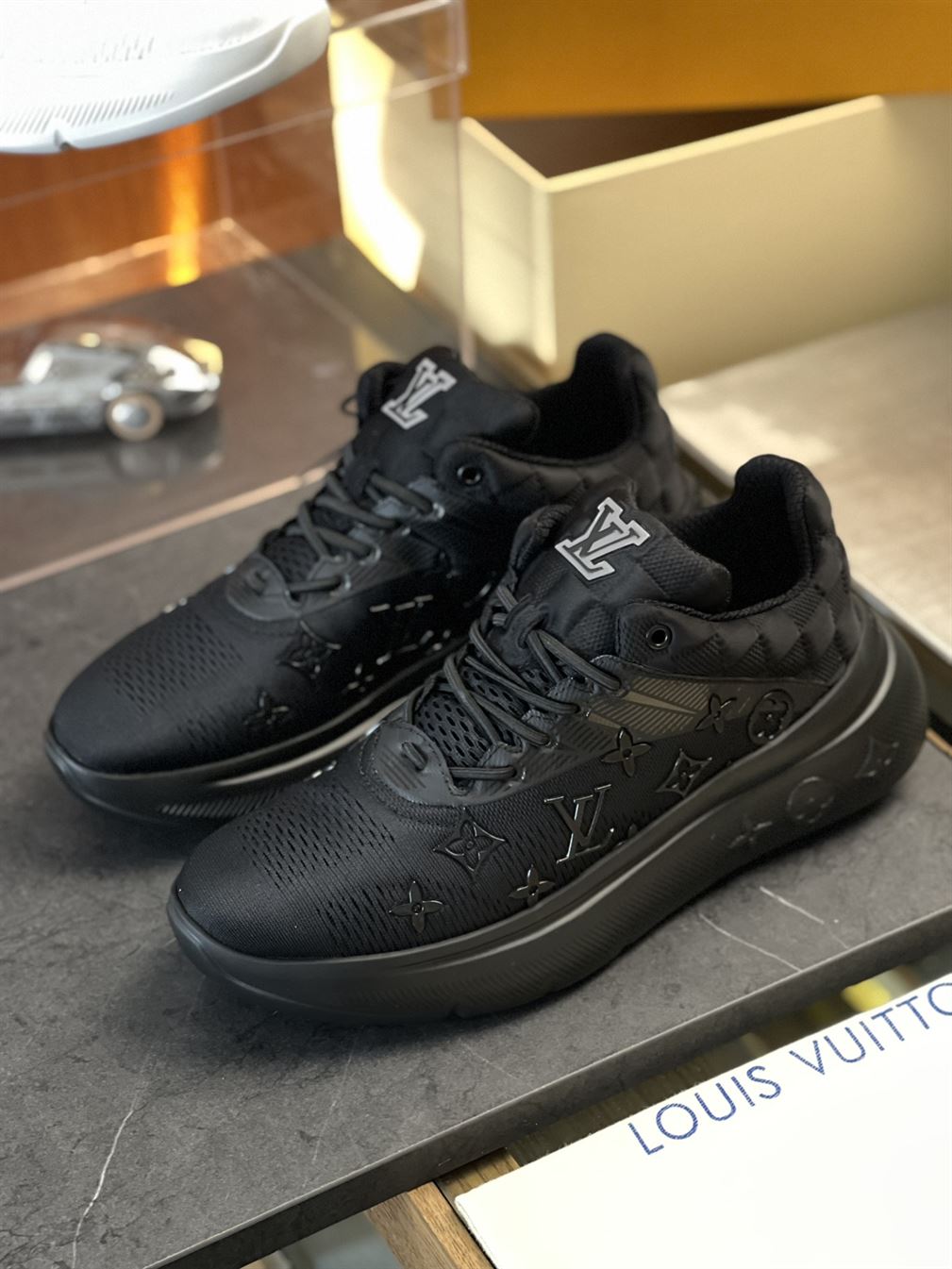 LOUIS VUITTON TRAINER SNEAKER - LVS081