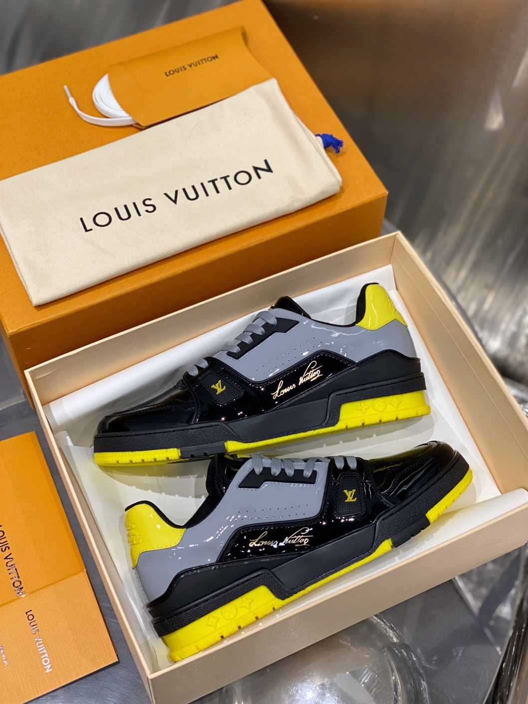 LOUIS VUITTON TRAINER SNEAKERS IN BLACK PATENT CANVAS - LVS004