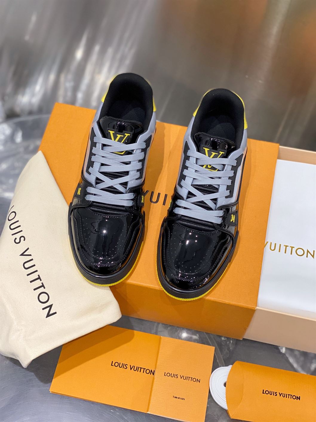LOUIS VUITTON TRAINER SNEAKERS IN BLACK PATENT CANVAS - LVS004