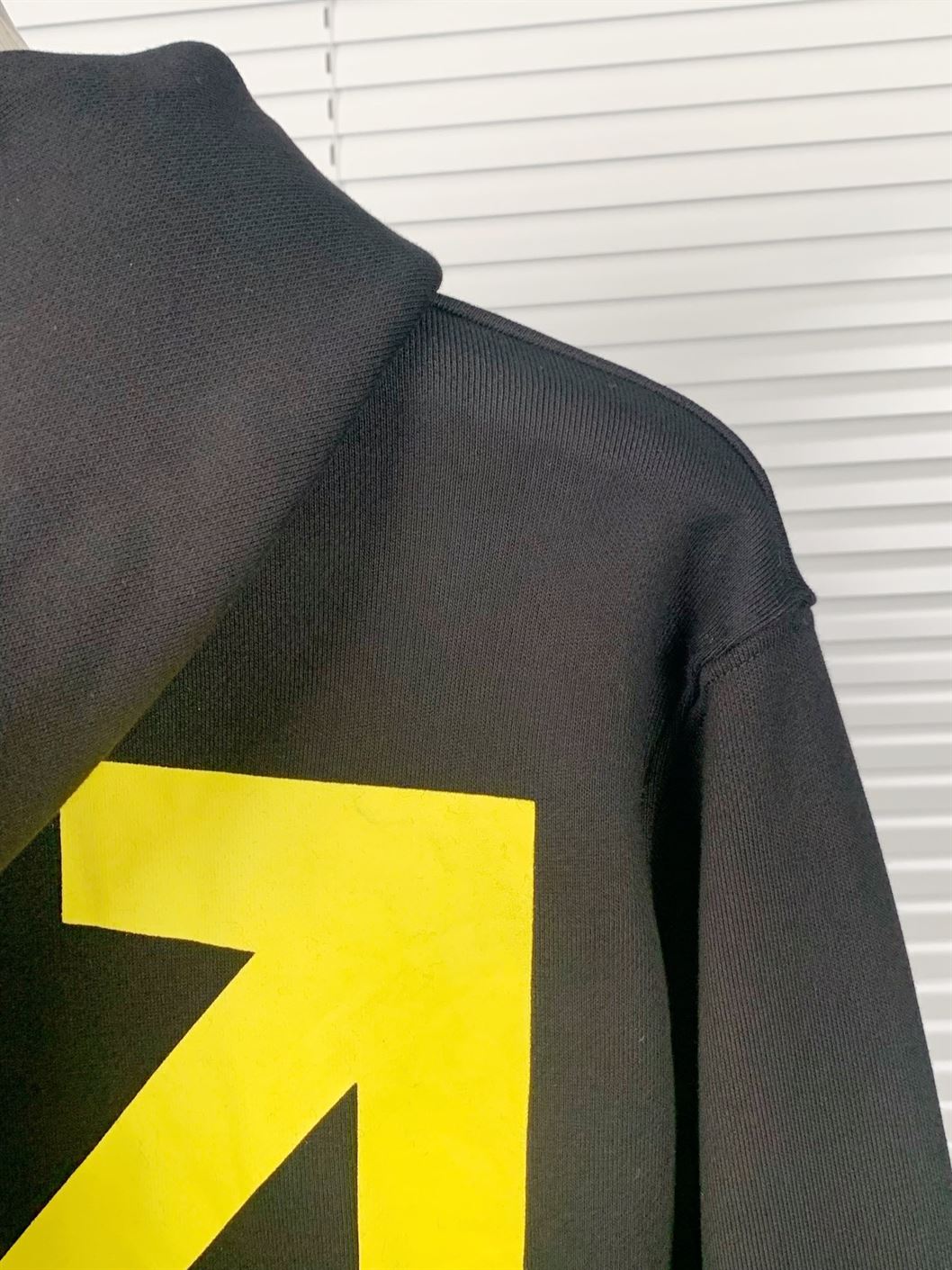 OFF-WHITE ARROW CARAVAGGIO MERCY SKATE HOODIE BLACK YELLOW MULTI - OS016