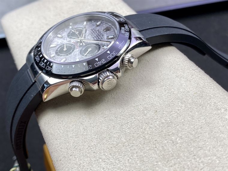 ROLEX OYSTER PERPETUAL SUPERLATIVE CHRONOMETER OFFICIALLY CERTIFIED