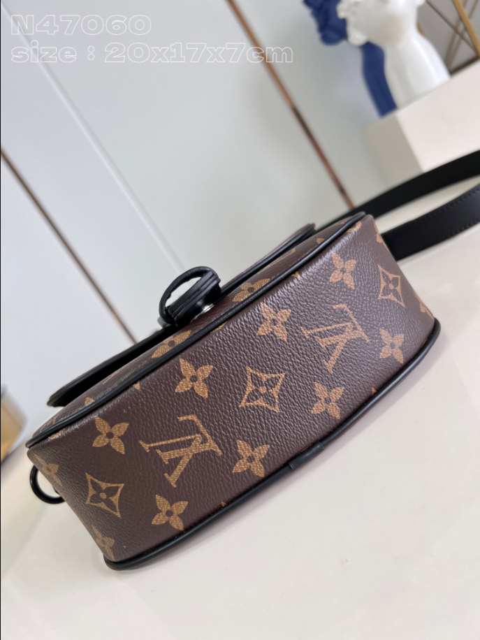 Louis Vuitton Montsouris Messenger PM Noir Bag